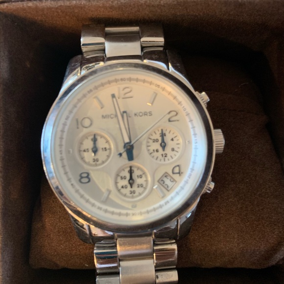 MICHAEL KORS WATCH -USED WITH BOX - Picture 5 of 10